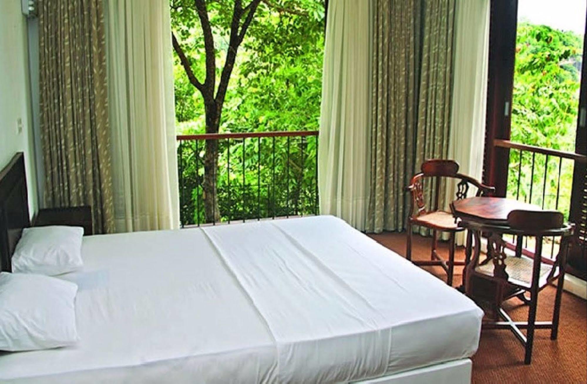 Birds Park Polgahawela Hotel Wadakada Ngoại thất bức ảnh