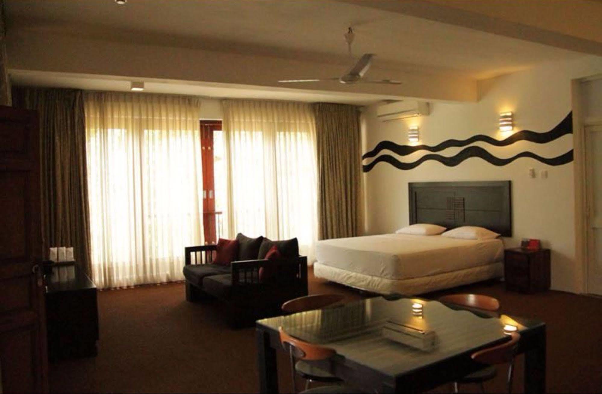 Birds Park Polgahawela Hotel Wadakada Ngoại thất bức ảnh